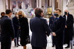También estuvieron en el acto los expresidentes franceses Nicolas Sarkozy y François Hollande, la alcaldesa de París, Anne Hidalgo, y los presidentes de la Asamblea Nacional, Richard Ferrand, y del Senado, Gérard Larcher.