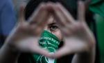 “Aborto legal 2020. Es urgente”, advertía una extensa bandera verde con letras en blanco sostenida por mujeres jóvenes que usaban pañuelos también verdes como tapabocas para protegerse del coronavirus.