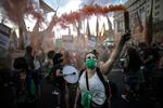 “Aborto legal 2020. Es urgente”, advertía una extensa bandera verde con letras en blanco sostenida por mujeres jóvenes que usaban pañuelos también verdes como tapabocas para protegerse del coronavirus.