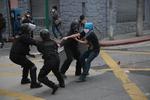 Manifestantes toman el Congreso de Guatemala y le prenden fuego