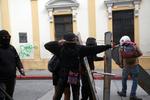 Manifestantes toman el Congreso de Guatemala y le prenden fuego