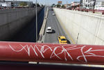 Los trazos inexactos realizado por el grafiti tapizan la infraestructura. Los hay en los pasamanos de los puentes y en las paradas de autobús.