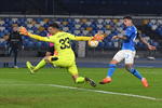 Napoli gana con gol del 'Chucky' Lozano en homenaje póstumo a Maradona