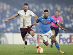 Napoli gana con gol del 'Chucky' Lozano en homenaje póstumo a Maradona