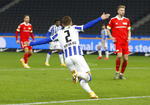 El sustituto Krzysztof Piatek aportó un doblete para que Hertha venciera el viernes 3-1 al Union, en el derbi berlinés de la Bundesliga.
