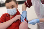 Reino Unido inicia históricas vacunaciones contra COVID-19