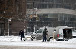 En las carreteras la nieve provocó además numerosos accidentes, incluido uno con dos víctimas mortales en Pensilvania y otro en la ciudad de Nueva York que dejó a media docena de personas hospitalizadas.