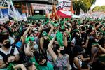 Argentina espera ante la reñida votación por legalizar el aborto