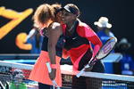 La japonesa Naomi Osaka (3) se impuso por un firme 6-3 y 6-4 en las semifinales del Abierto de Australia a Serena Williams (10), que atravesó ciertos problemas con su servicios al recibir cuatro roturas en un partido que duró una hora y cuarto.