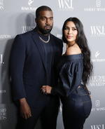 Los tabloides estadounidenses como People, Page Six y Entertainment Tonight llevan meses informando de la crisis matrimonial, que se vio agravada este verano cuando el rapero presentó una controvertida y surrealista campaña presidencial para las pasadas elecciones de noviembre., Kim Kardashian pide el divorcio a Kanye West