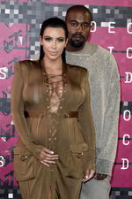 Tras ese anuncio, que se materializó en una serie de candidaturas locales y estatales sin ninguna posibilidad, el rapero protagonizó un serie de comportamientos erráticos e impredecibles que minaron la confianza de Kim Kardashian ante el futuro de la relación., Kim Kardashian pide el divorcio a Kanye West