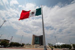Bandera de México en la Plaza Mayor de Torreón, Coahuila, México
