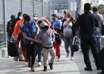 Migrantes varados en México cruzan desde tres ciudades a EUA
