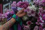 Llenan de flores vallas de Palacio Nacional por feminicidios