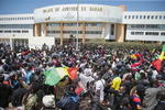 Liberan a líder opositor de Senegal, pero persisten protestas