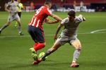 Atlético de Madrid vence como local al Bilbao y aventaja seis puntos