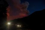 Un incendio forestal en el norte de México, en el límite entre los estados de Coahuila y Nuevo León, obligó este martes a evacuar a al menos 400 personas mientras los cuerpos de extinción no han conseguido parar el avance de las llamas., Combaten incendio forestal en Sierra de Arteaga