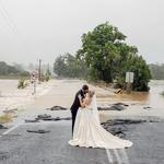 Inundaciones en Australia no frenan boda de pareja
