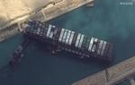 Canal de Suez vive su tercer día de bloque; más de 200 barcos esperan