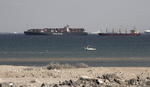 Canal de Suez vive su tercer día de bloque; más de 200 barcos esperan