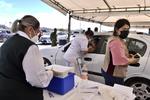 Servidores de la Nación y personal del Instituto Mexicano del Seguro Social (IMSS) son quienes recogen el registro e informan a la población de que en un periodo de 21 días se volverán a comunicar con ellos para aplicarles la segunda dosis de la vacuna de Pfizer/BioNTech.