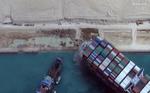 Se reanuda navegación en Canal de Suez tras mover el Ever Given
