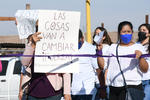 Durante la protesta, mujeres y hombres lanzaron consignas y portaron pancartas de 'Justicia para Genoveva', 'Había 4 denuncias y no se hizo nada' y 'Disculpa las molestias pero nos están matando'., Exigen justicia en Torreón por feminicidio de Genoveva