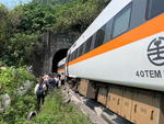A bordo del tren iban más de 400 pasajeros. Las imágenes del lugar del siniestro mostraron coches fuera de la vía aplastados contra la pared del túnel y parte de la carrocería de uno de ellos incrustada en los asientos.