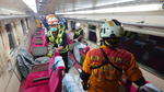 El Servicio Nacional de Bomberos confirmó la cifra de muertos — que incluyó al conductor de tren y su asistente — y dijo que había más de 100 heridos.