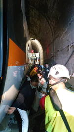 Las imágenes de televisión y fotos publicadas por la gente desde allí en la web de la Agencia Central de Noticias mostraron a pasajeros saliendo por la puerta abierta de un vagón que quedó fuera del túnel. El interior de uno de los vagones quedó aplastado contra el otro lado.