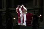 En plaza desértica del Vaticano, el papa dirige 'víacrucis de los niños'  