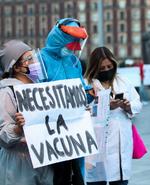 Se niegan Salud y Segob a definir fecha para vacunación contra COVID de médicos privados en México