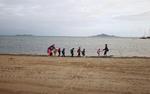 Niños en España toman clases presenciales frente al mar