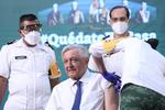 Presidente de México llama a la población a confiar en la inmunización al recibir la dosis de AstraZeneca contra el COVID-19