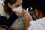 Autoridades sanitarias y educativas en la región informaron que el arranque de dicho proceso ocurrió sin mayores incidentes, Maestros de Torreón reciben vacuna contra el COVID