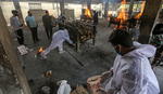 Creman cuerpos de víctimas COVID-19 al aire libre en la India