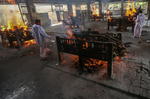 Creman cuerpos de víctimas COVID-19 al aire libre en la India