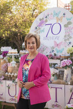 Señora Lupita Leal de Gutiérrez celebrando su cumpleaños número 70., ROSTROS
