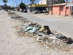 Escombro. Otro ejemplo es una banqueta ubicada en la calzada Unidad Obrera, en la colonia Fidel Velázquez de Torreón. La vía está repleta de basura, escombro y llantas.