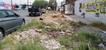 Abandono. En la calle Falcón y avenida Cinco de Mayo, en la colonia Moderna de Torreón, la banqueta resulta intransitable ya que está sucia, llena de basura y de hierba crecida.