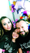 02052021 Celebrando en familia el día del niño, Layla en compañía de sus papás, Karla y Enríque.