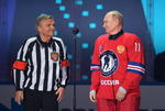 Con el número 11 a la espalda, Putin participa desde hace años en partidos benéficos acompañado de otros altos funcionarios y viejas glorias del deporte más popular de este país en tiempos soviéticos.