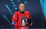 Con el número 11 a la espalda, Putin participa desde hace años en partidos benéficos acompañado de otros altos funcionarios y viejas glorias del deporte más popular de este país en tiempos soviéticos.