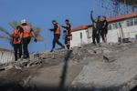 Palestinos inspeccionan escombros tras ataque israelí en Gaza