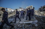 Palestinos inspeccionan escombros tras ataque israelí en Gaza