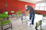 Limpieza. En la escuela secundaria general 12 Carlos Delgado López se realizaron distintos trabajos de limpieza y acondicionamiento de las aulas para poder retomar actividades a partir de hoy., Vuelven a abrir sus puertas escuelas en La Laguna de Coahuila