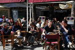 Francia recupera la 'normalidad' con reapertura de bares, restaurantes y centros culturales
