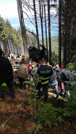 Tragedia al caer cabina de teleférico en montaña de Italia