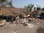 ‘Ya tiene años’. Habitantes de la colonia Arenal, al poniente de Torreón, denuncian que por años sobre el bulevar Río Nazas y avenida José San Martín los residuos han obstruido la vialidad.