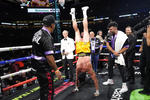 Mayweather domina a Logan Paul en espectáculo de boxeo